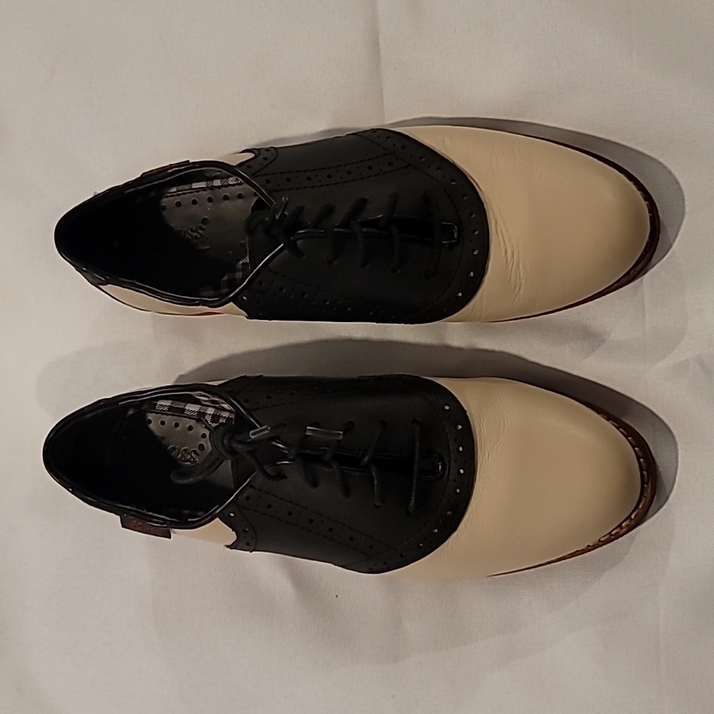 GH Bass &Co  Ladies 8M Saddle Shoes Bone and Navy